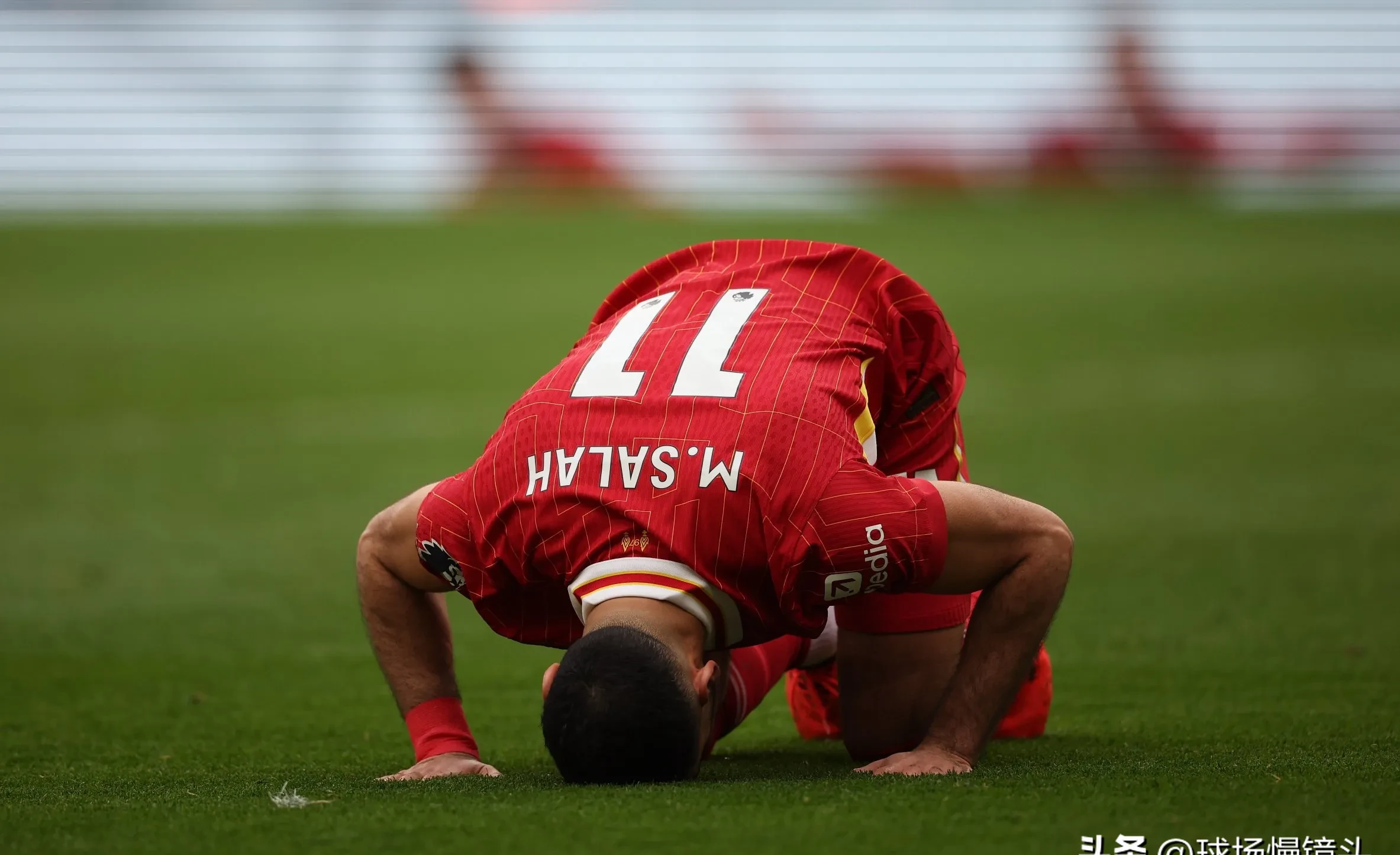 开云体育APP下载-重返赛场引发热议！，费德勒在利物浦比赛中最后时刻胜出全场沸腾不已-开云体育APP下载