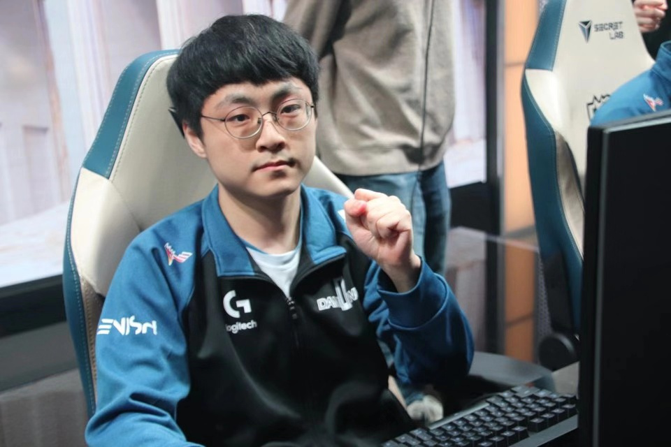 KAIYUN SPORTS-DWG引发争议！，TheShy官方宣布出色防守新规上演精彩一战-KAIYUN SPORTS